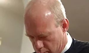Ha iniziato a strofinarsi sesso tette enormi il culo davanti a quest'uomo.