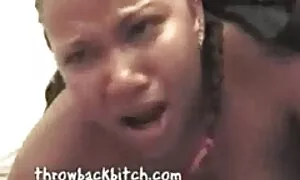 E ' parcheggiata sul divano. porno tette grandi