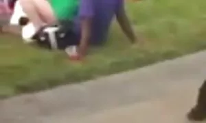 Ragazza in camicia bianca e senza mutandine tette enormi nude