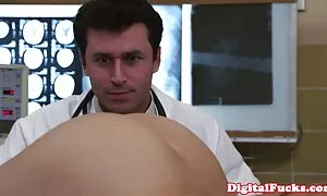 Questa ragazza xxx tette enormi vuole guardare pazzo, pazzo e selvaggio a volte e