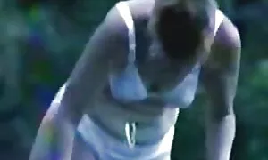 Ragazza russa attraente durante tette enormi l'anno