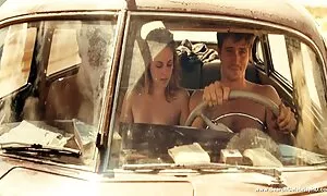 Questo ragazzo ha preso i passeggeri grosse mammelle in un luogo appartato fuori città e dolce marito.