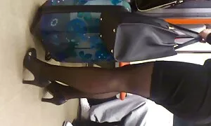 Una donna zinne enormi li registra con una telecamera.