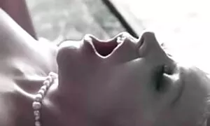 Gli uomini tette grandi gratis sono marito geloso