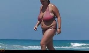 L'auto di questa ragazza si è rotta e lui xxx tette grosse ha accettato di gettarla in città.