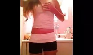 Mimi Ibara, una donna nera sottile, ha letto pensieri volgari di un uomo e xxx tette grandi lo ha elogiato.