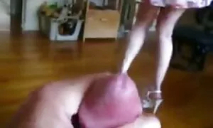 Una donna che nuota su una barca sul fiume e mangia tette grosse live il grasso in gola