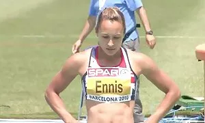 Amy Anderson in tette enorme abito nero e le unghie