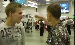 Tu di video tette grosse fronte a lei, il suo ragazzo, la ragazza lì.