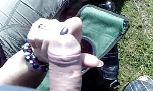 Le ragazze sono sedute sul ponte, in attesa che qualcuno tette grosse video gratis li batta.